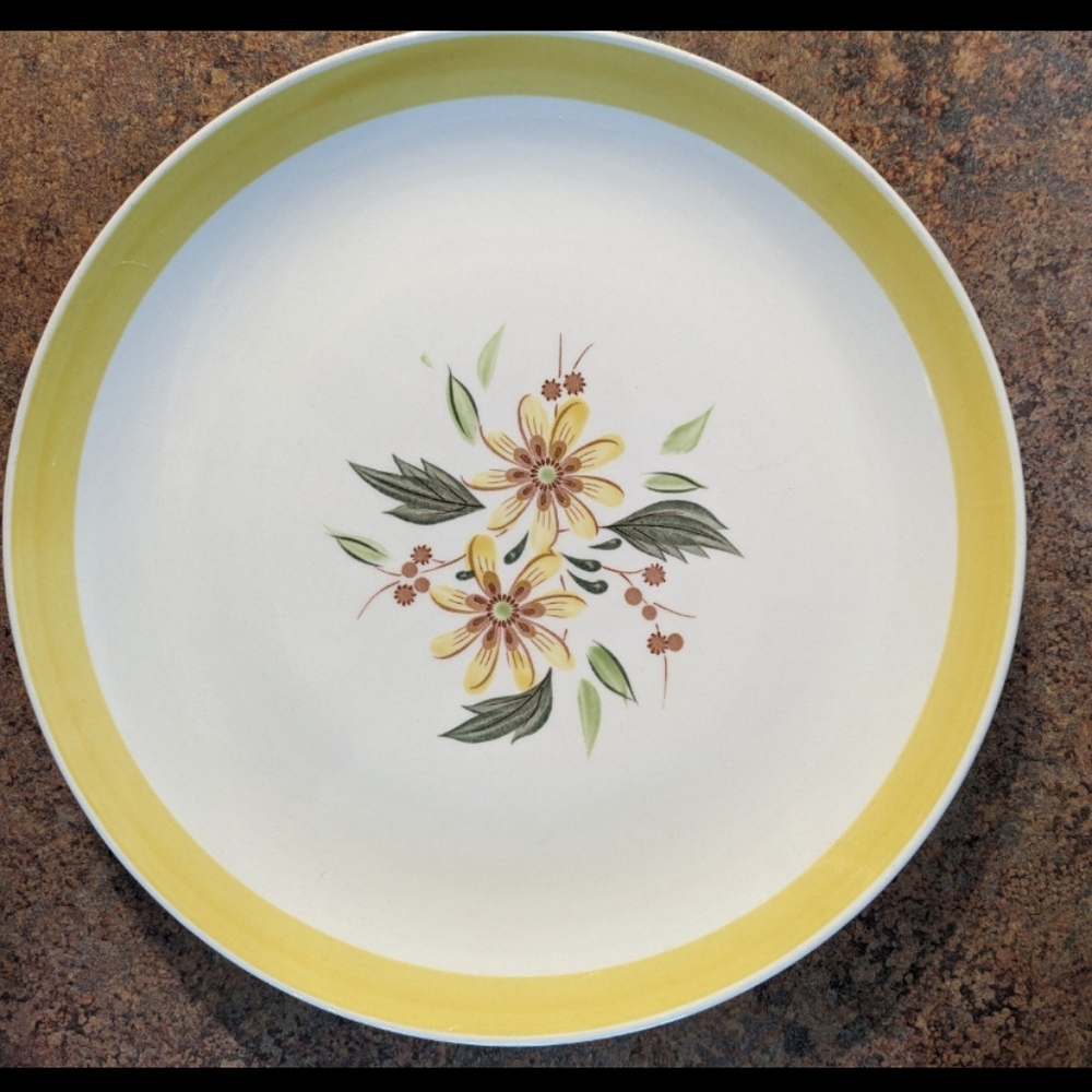 Vintage daisy cake plate, yellow, cream, Kitschy